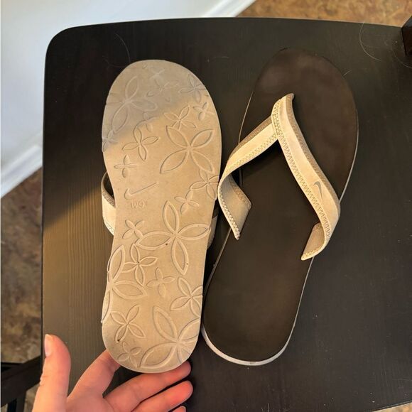 Nike Beige Flip Flops - Picture 2 of 2